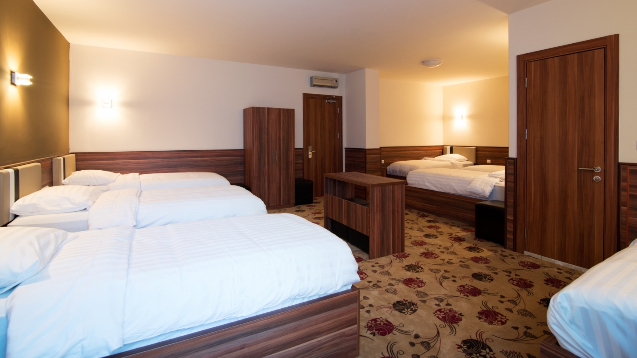 HOTEL KING'S COURT 6/19