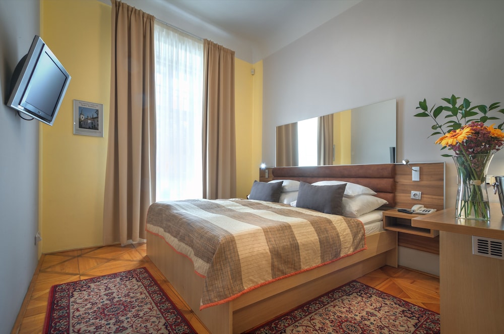 Monastery Hotel 32/89