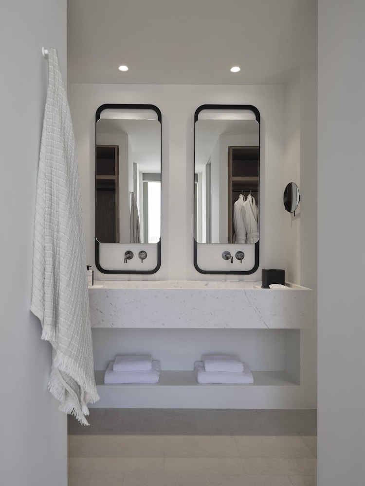Parian Chronicle Hotel Paros 48/50