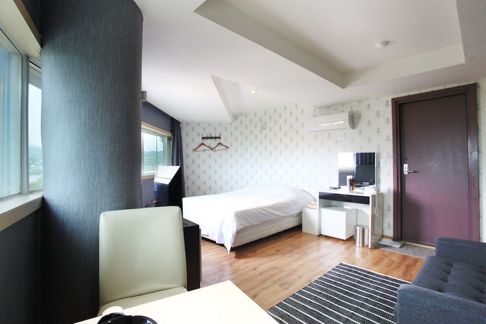 J Hotel 16/45