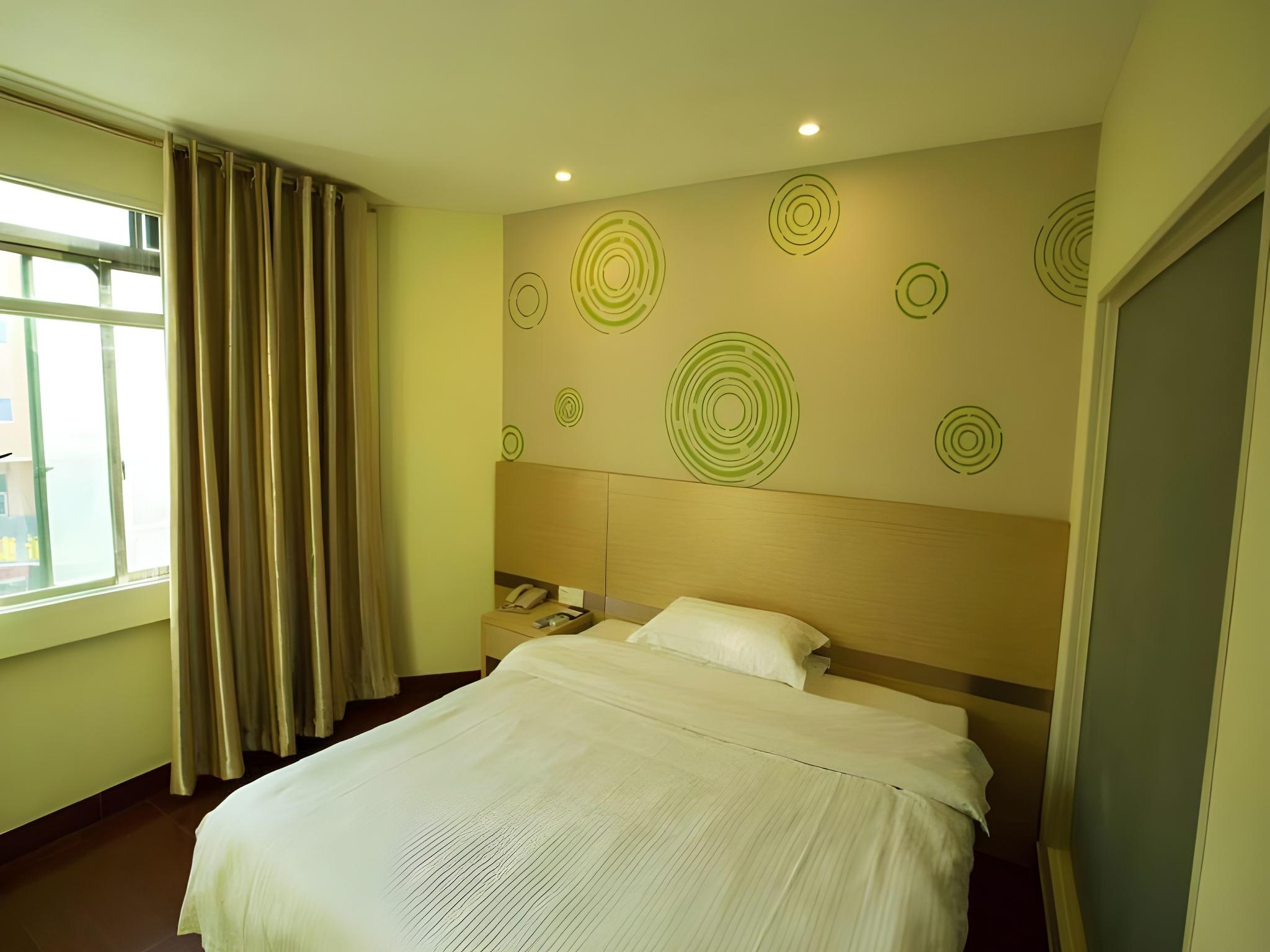 SUPERIOR, QUEEN BED