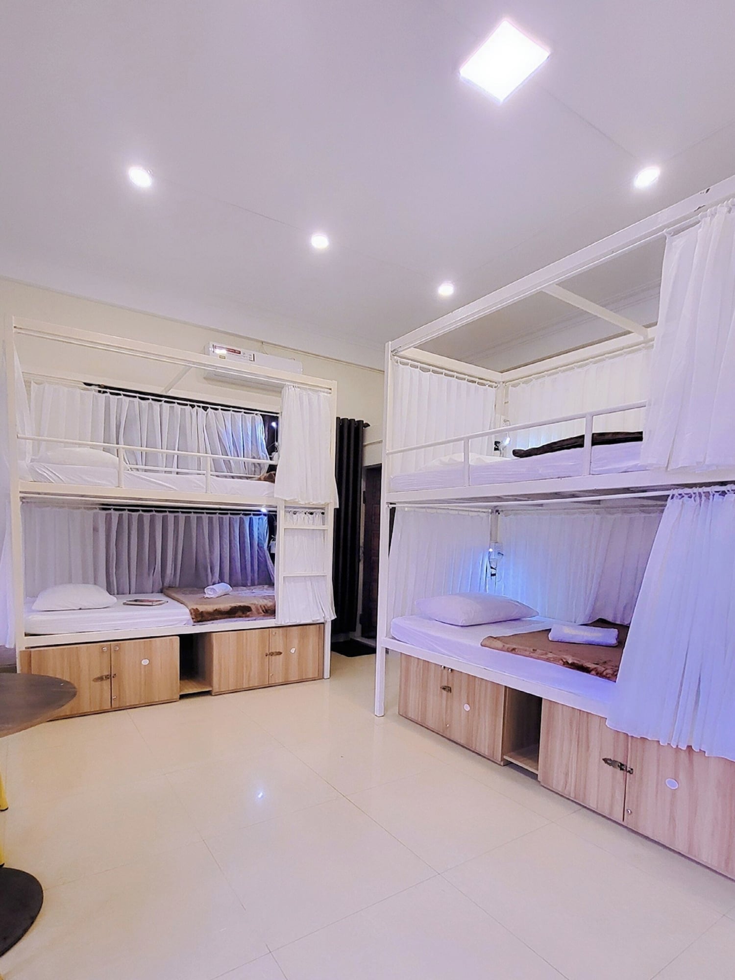 MIXED DORM, 8 BEDS