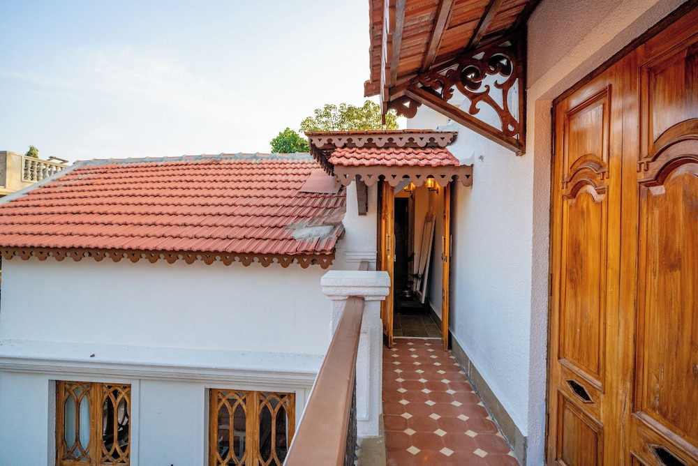 ELIVAAS 4 BHK with Pvt Pool and Media Room Samukha 13/55