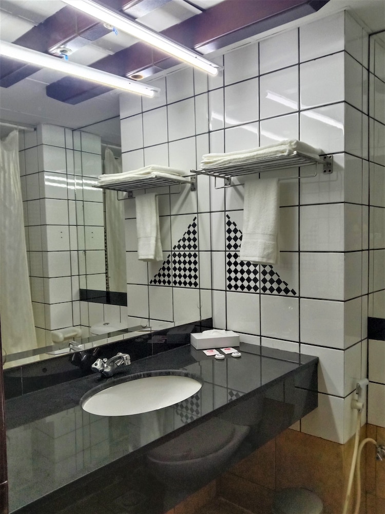 Al Commodore Hotel 38/40