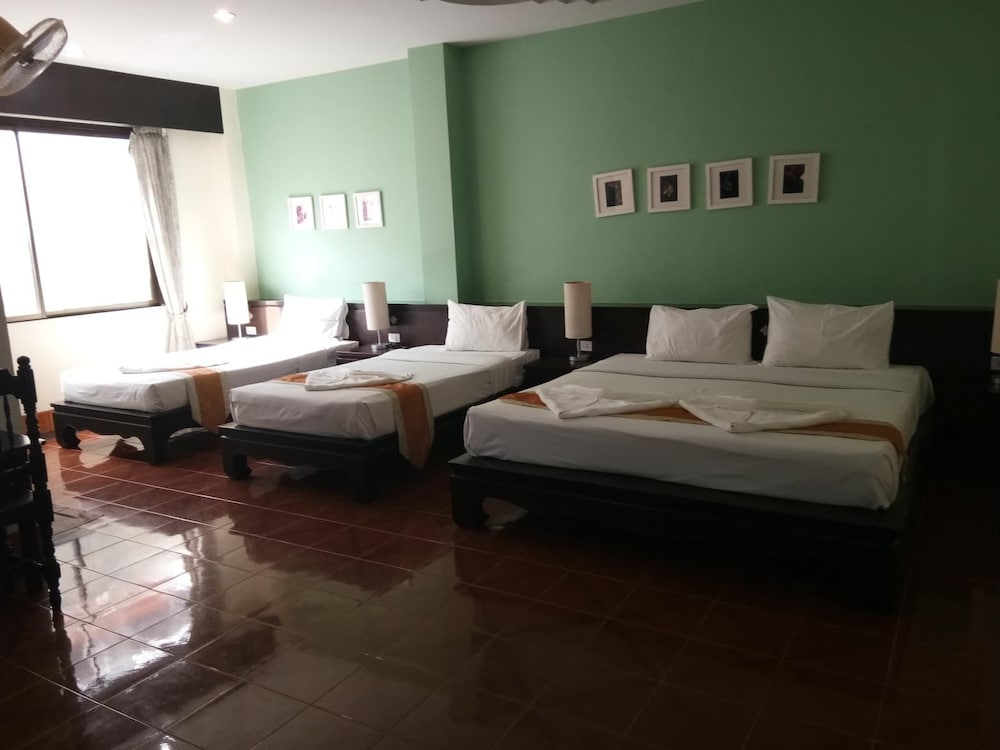 J Hotel 40/51