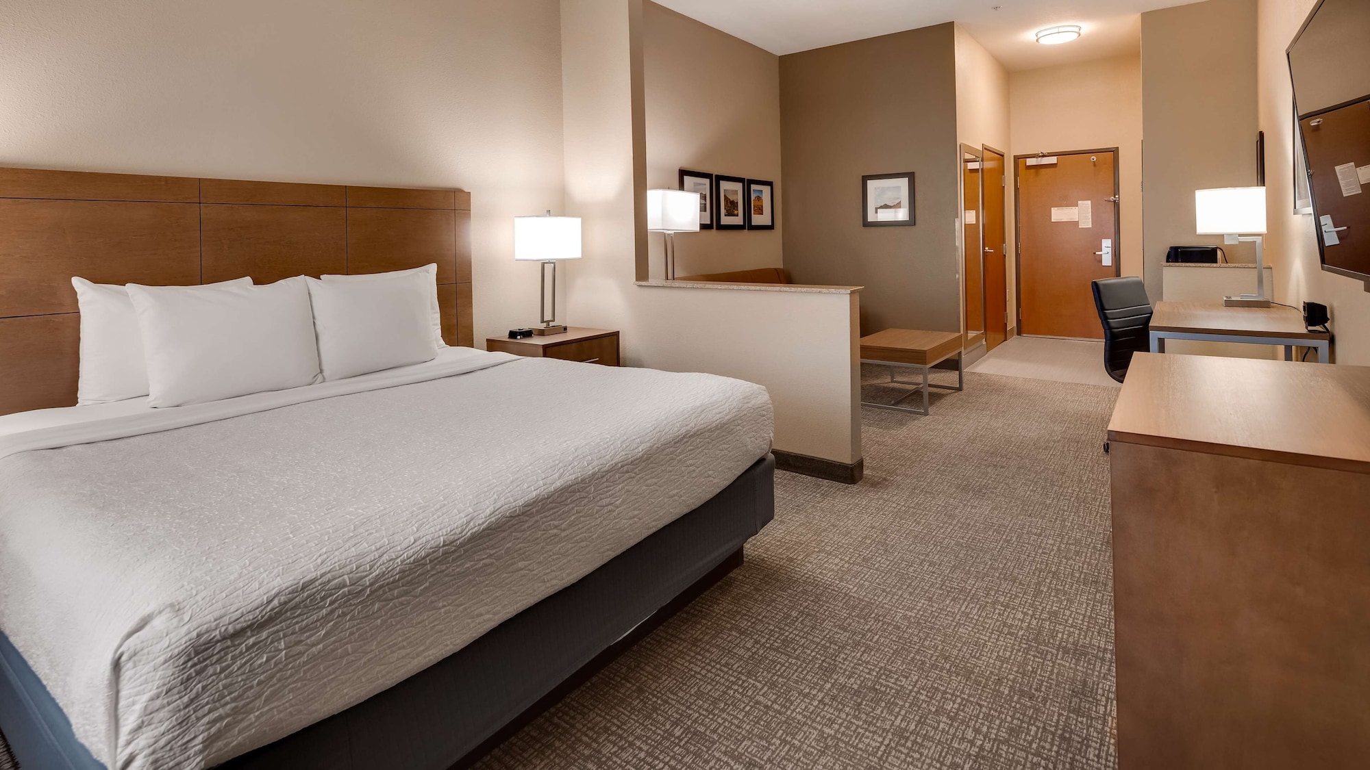 غرفة قياسية بسرير كينج مع أريكة، Best Western Plus Surprise-Phoenix NW 2/5