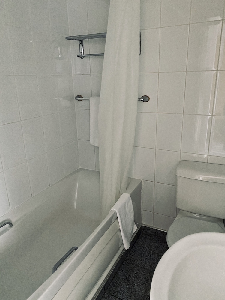 غرفة قياسية ثلاثية بسرير مزدوج وسرير فردي، My Place 7/8