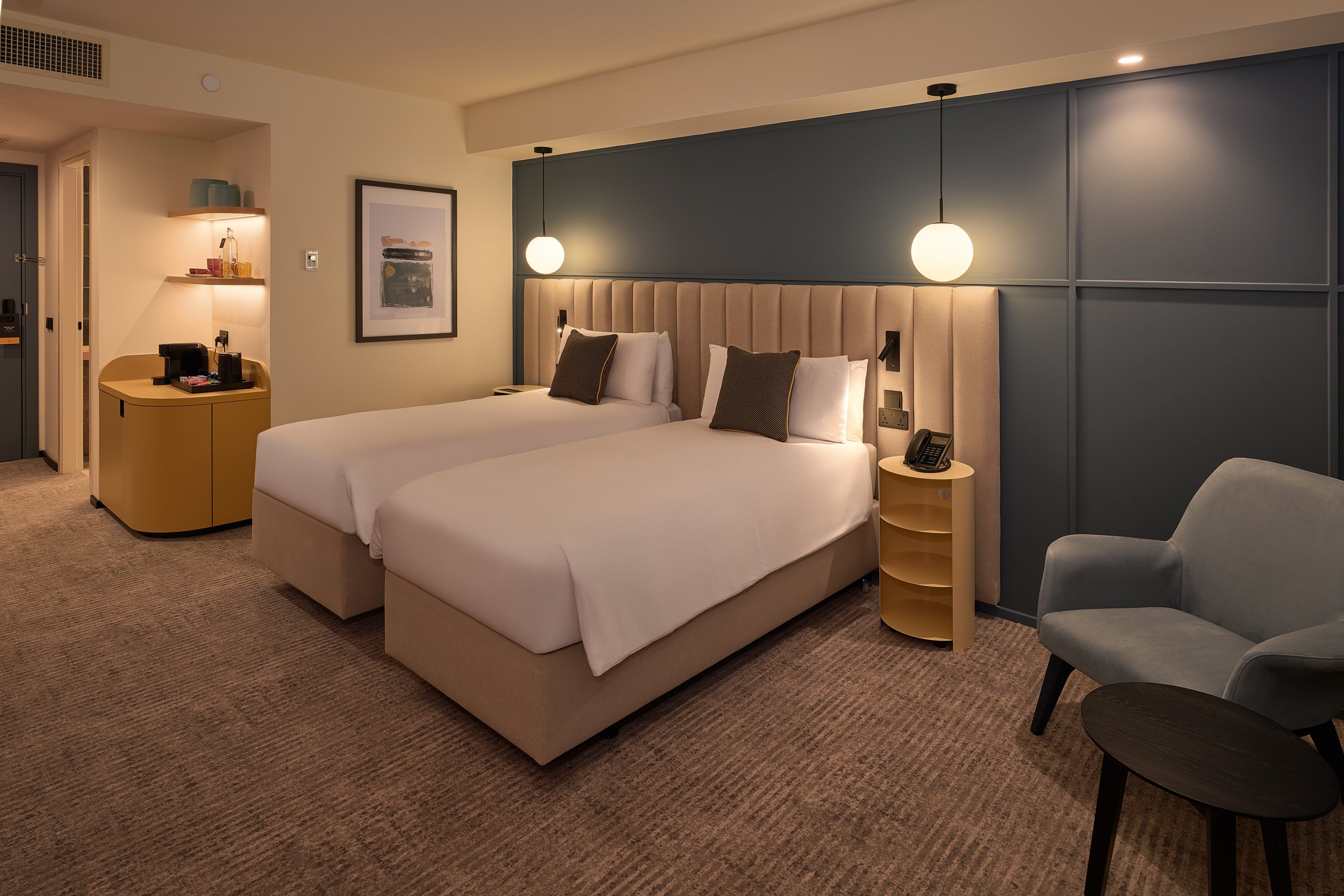 غرفة قياسية بسريرين منفصلين بإطلالة على الفناء