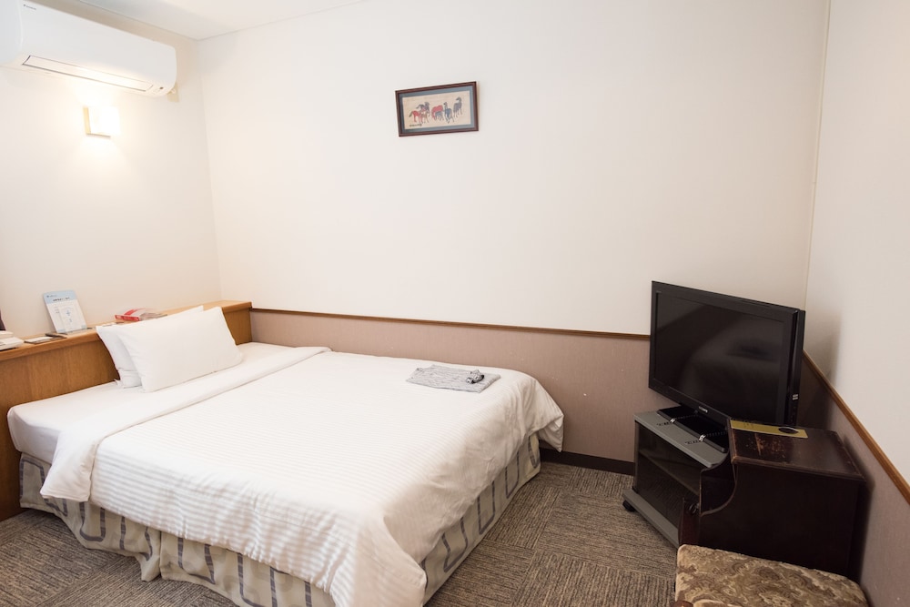 Crown Hotel Okinawa 27/75