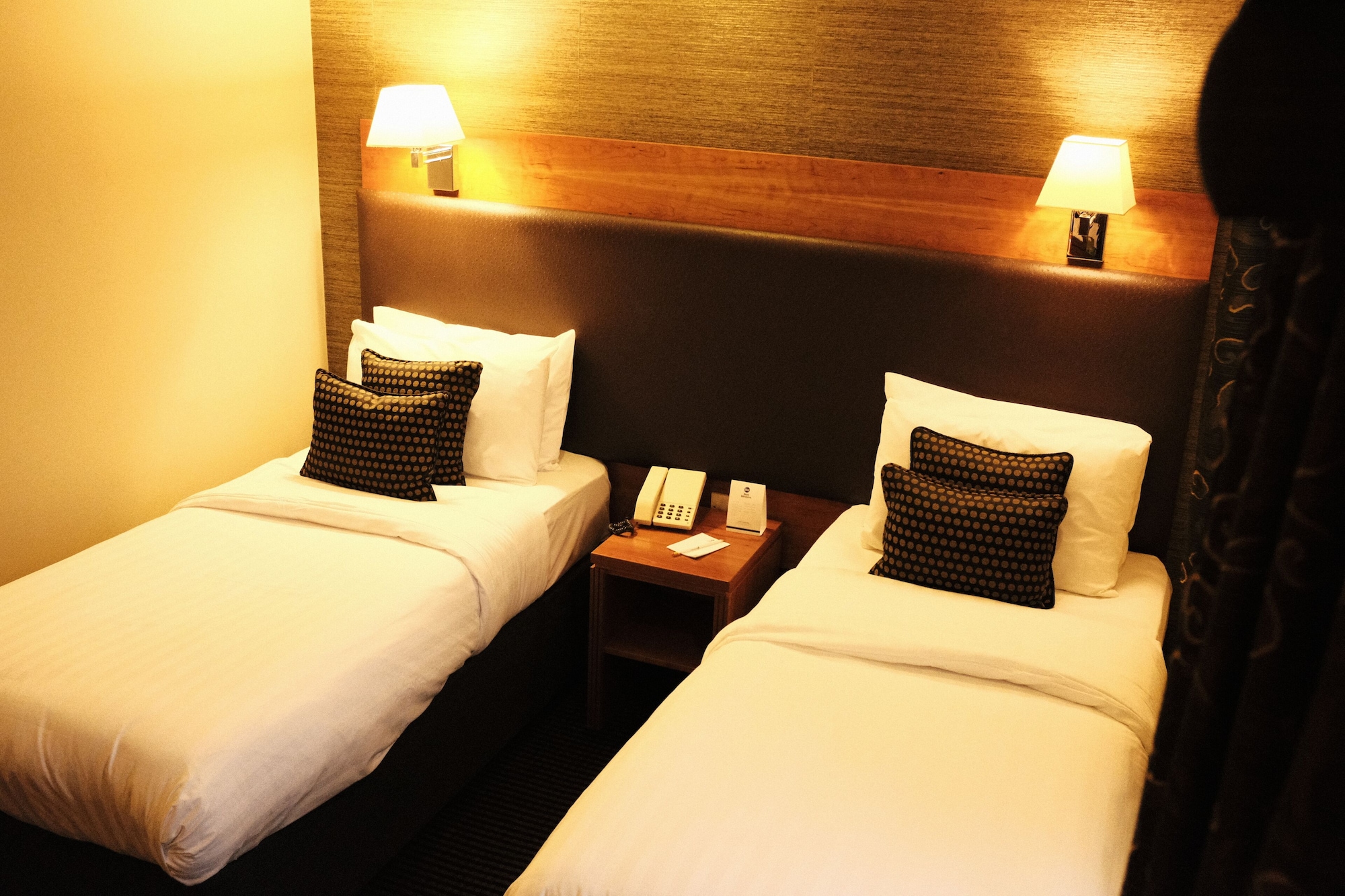 COMFORT, TWIN BEDS