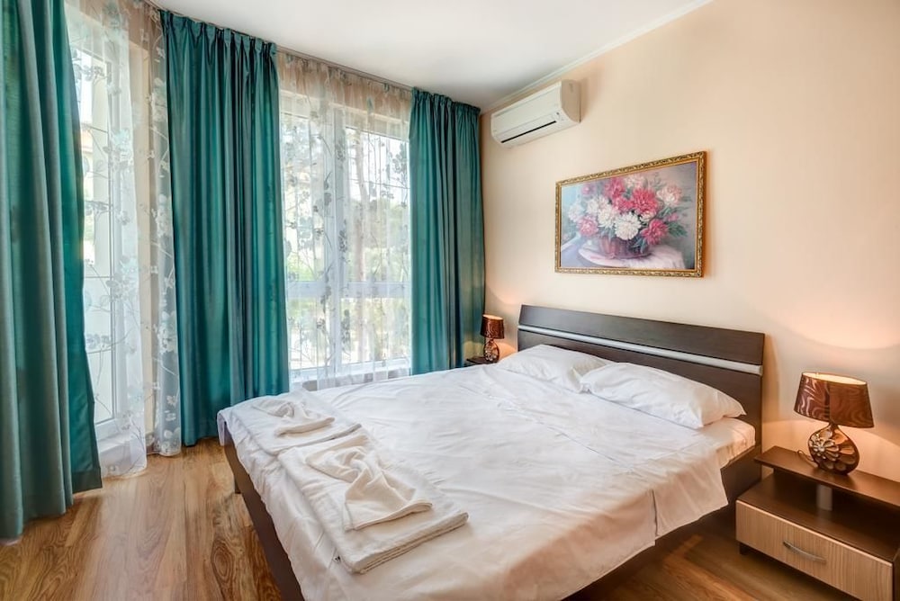 Venera and Anastasia Palace Apartments 28/75