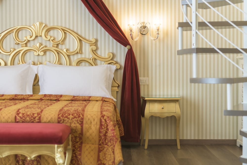 Lobby at Regina del Garda Suite, TOSCOLANO MADERNO