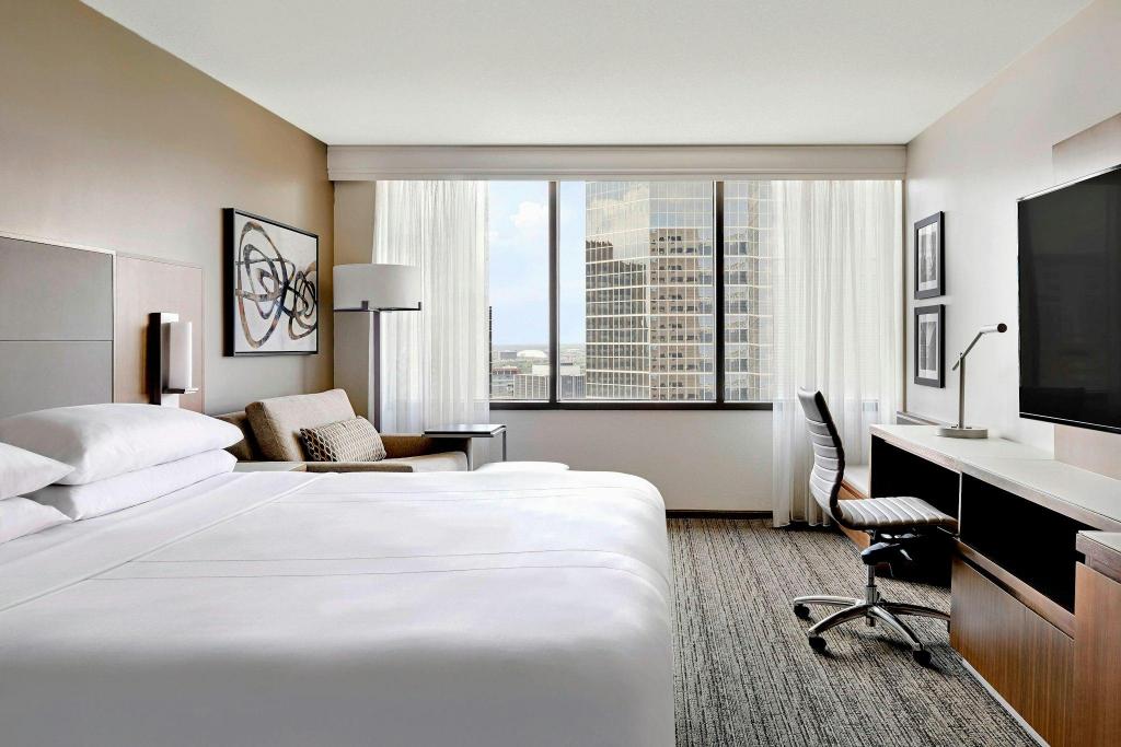 جناح كبير بسرير كينج مع أريكة، Houston Marriott Medical Center/Museum District 2/2