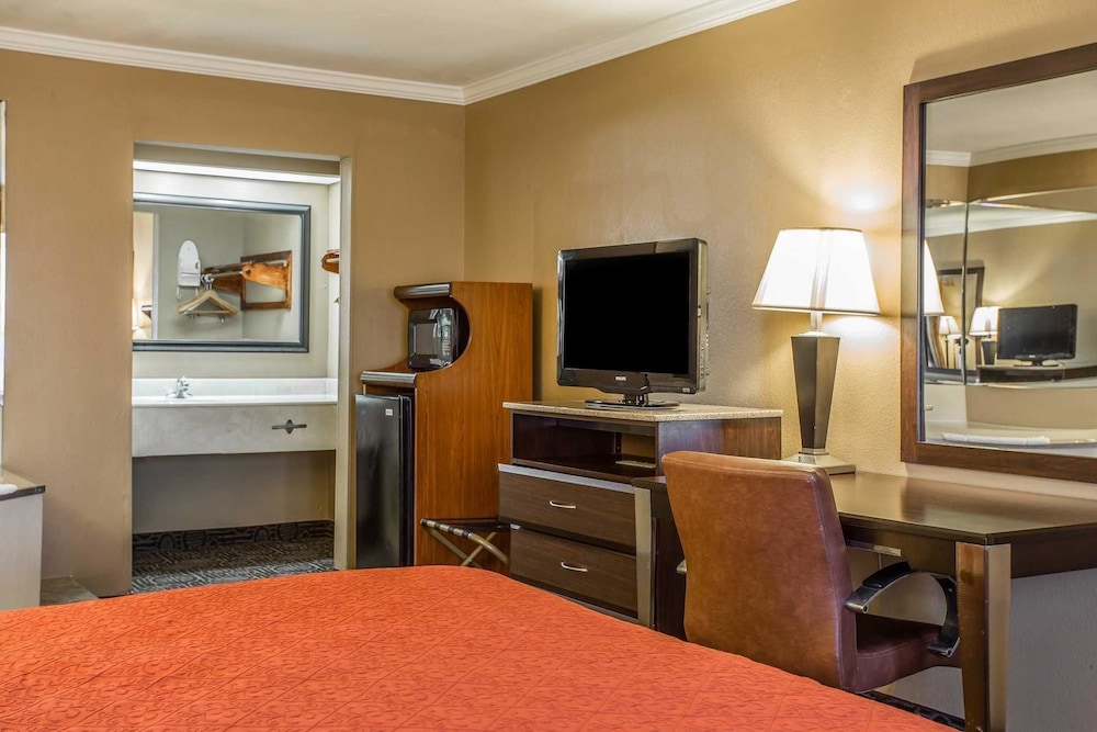 Quality Inn and Suites Ft Jackson Maingate 26/35