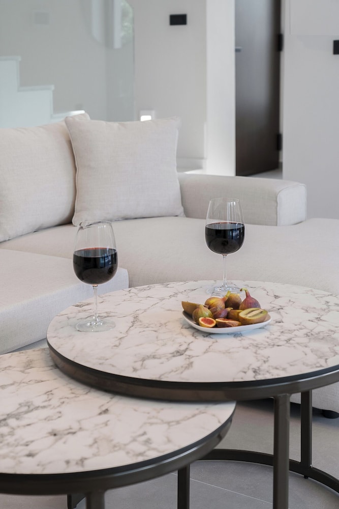 Kymothoe Elite Suites 84/97