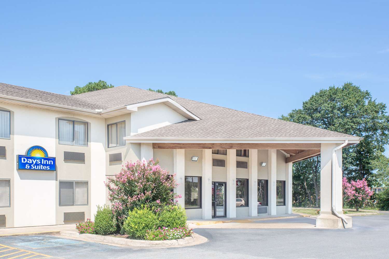 Days Inn & Suites By Wyndham Brinkley 2/14