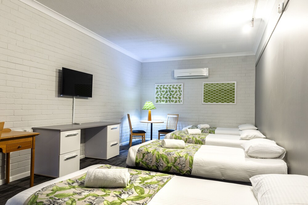 IPSWICH COUNTRY MOTEL 16/49