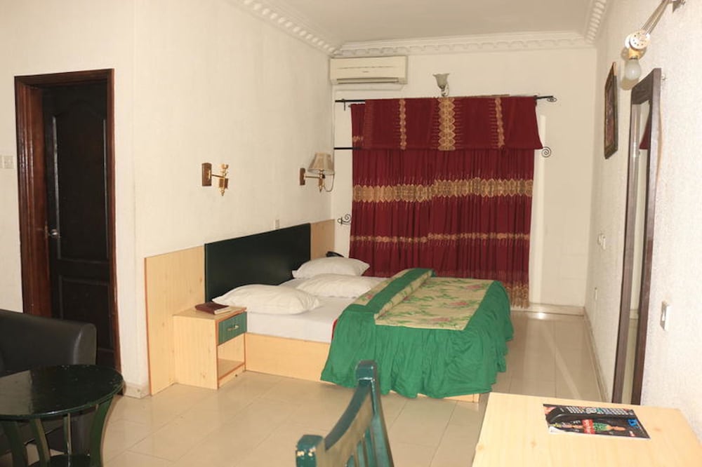 Amanda Hotels Limited 8/15