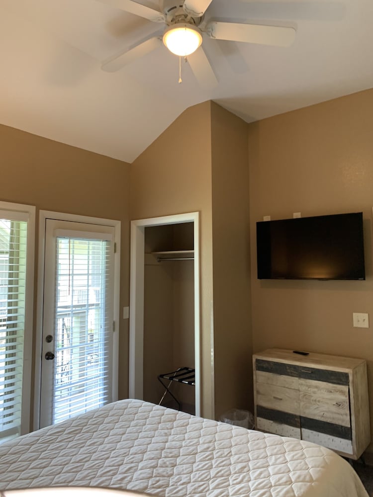 كوخ بسريرين كوين