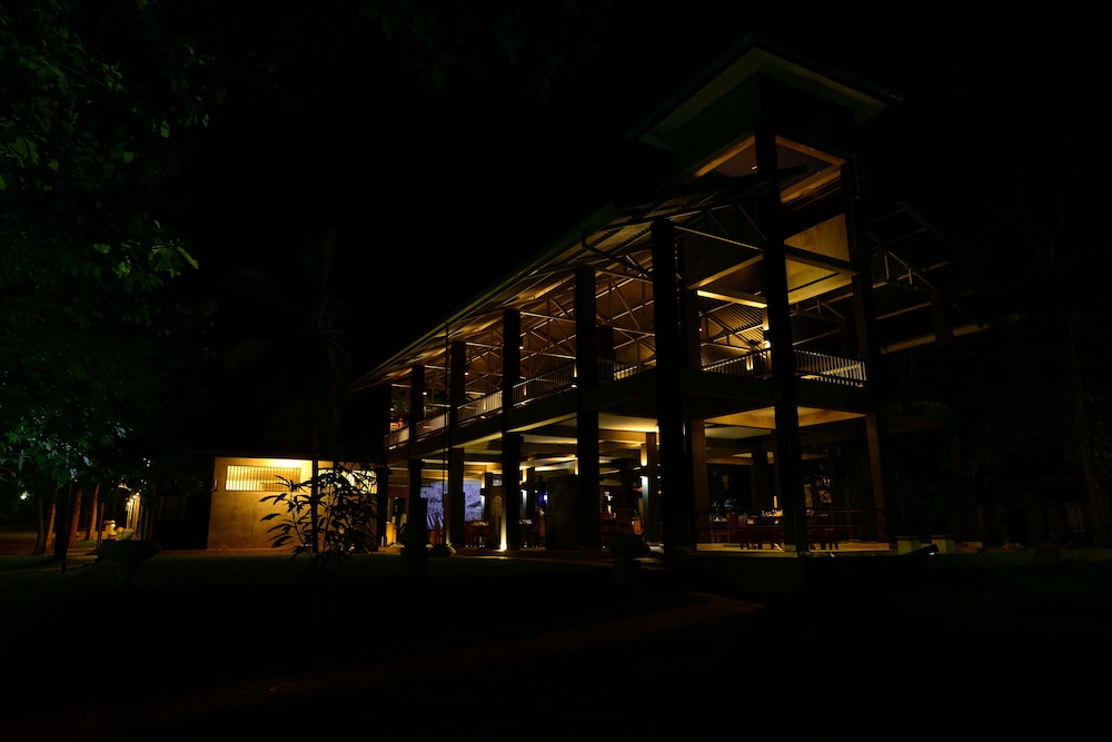 Nil Diya Mankada Safari Lodge 12/50