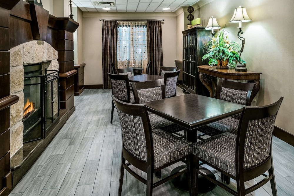 Hampton Inn Suites San Marcos 36/44