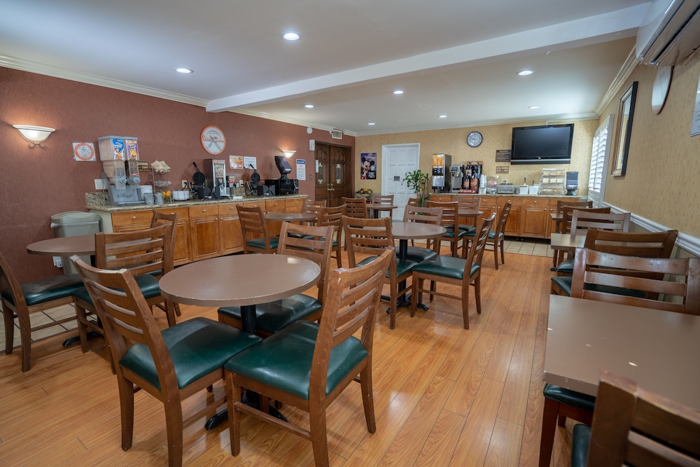 Howard Johnson By Wyndham Buena Park 25/34