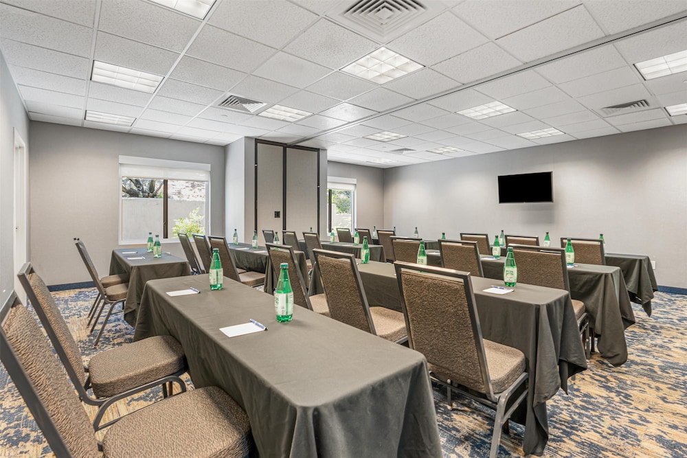 Best Western Valencia/Six Flags Inn & Suites 46/59