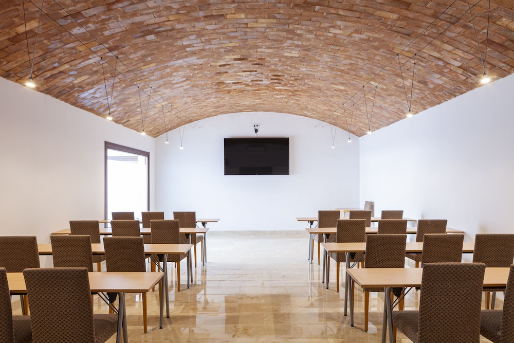 Ad Hoc Vitae Retreats & Health 14/20