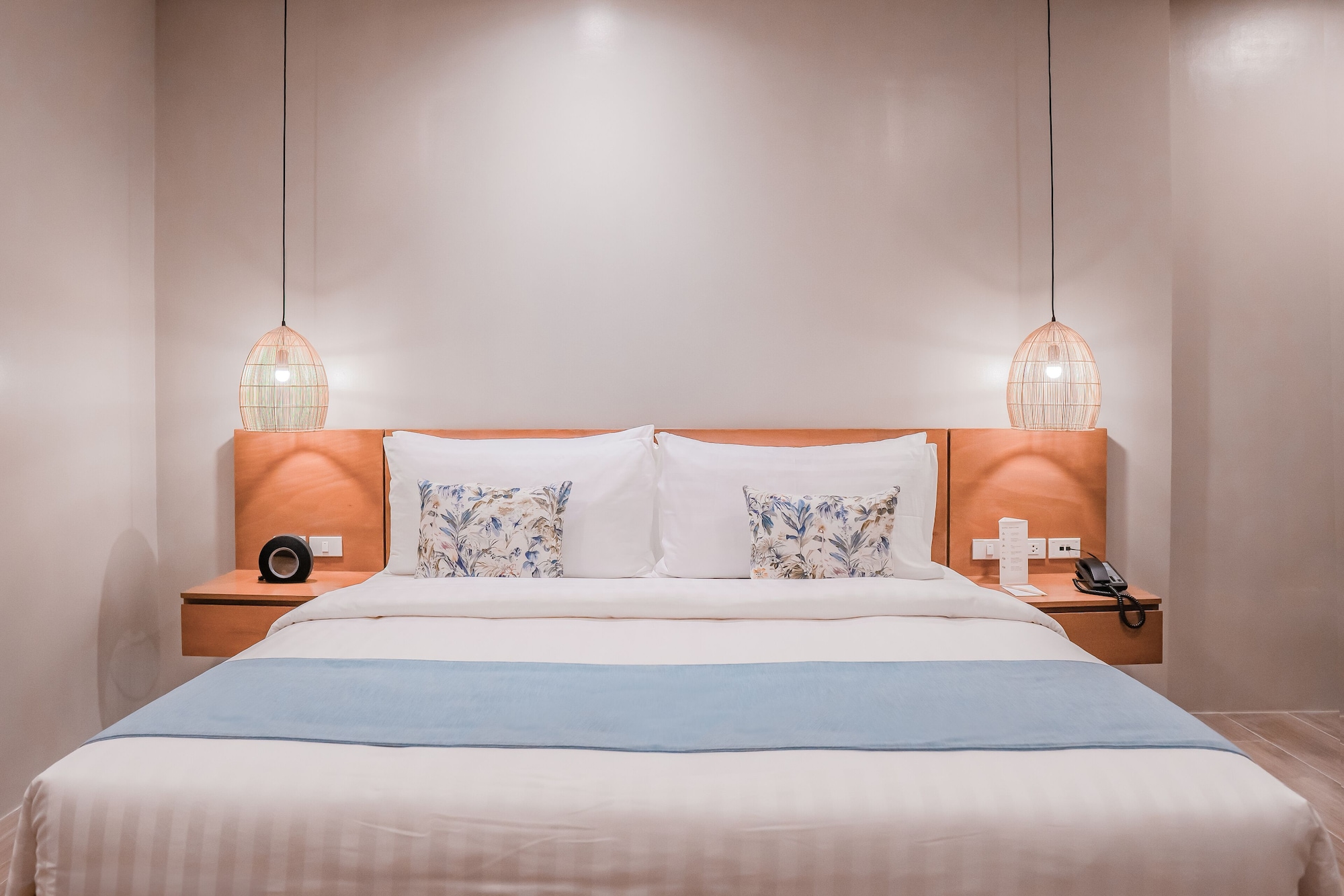 Deluxe, King Bed, Pool Access