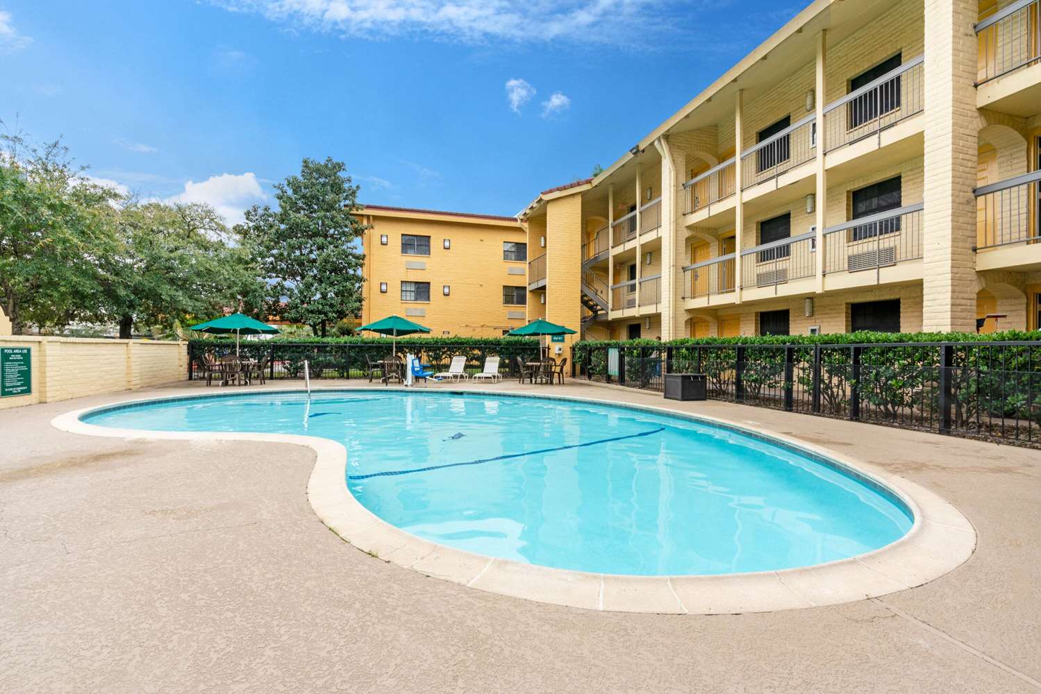 Super 8 by Wyndham The Woodlands North 33/40