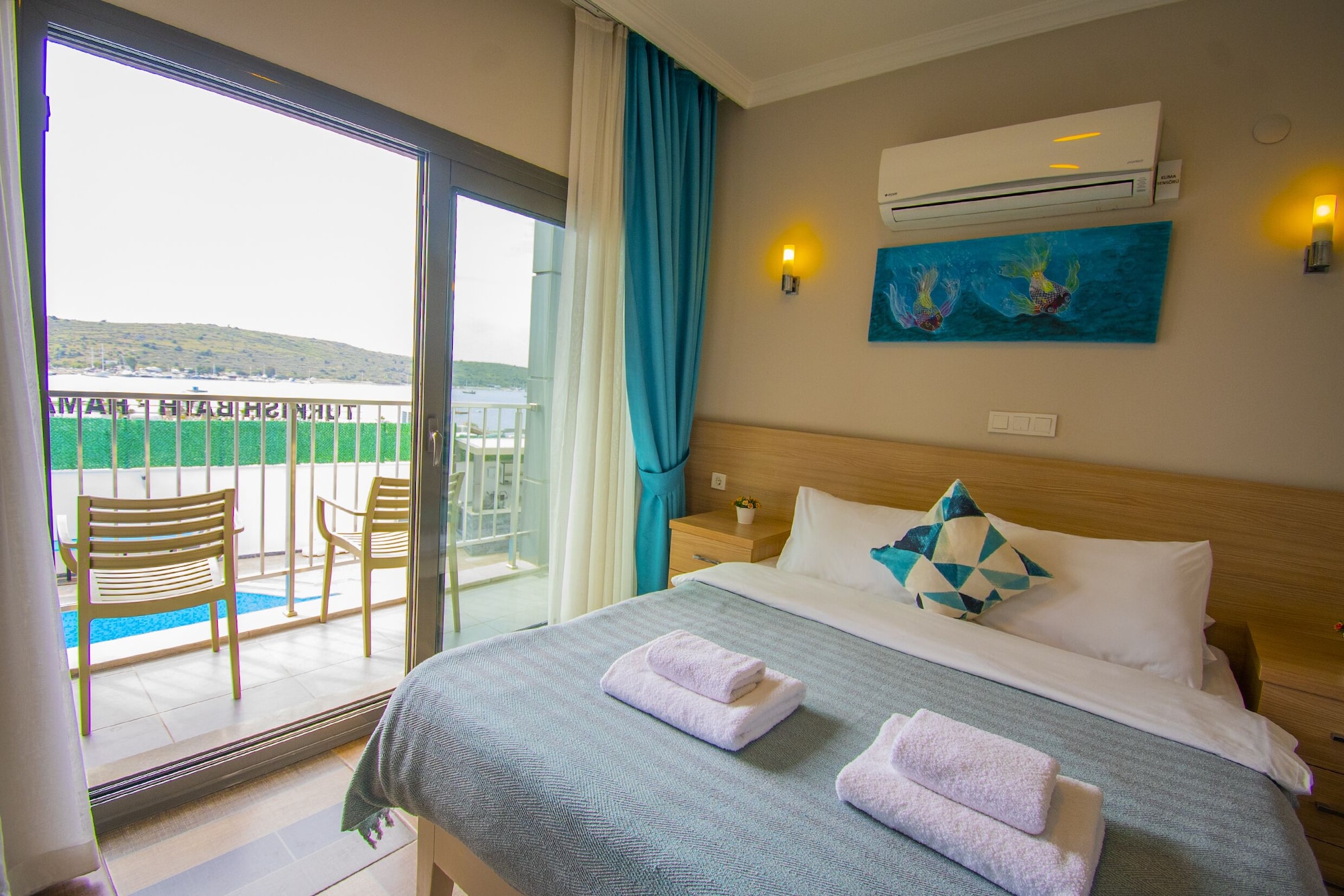 غرفة بسرير مزدوج بإطلالة على البحر مع أريكة، M Suite Hotel 10/10