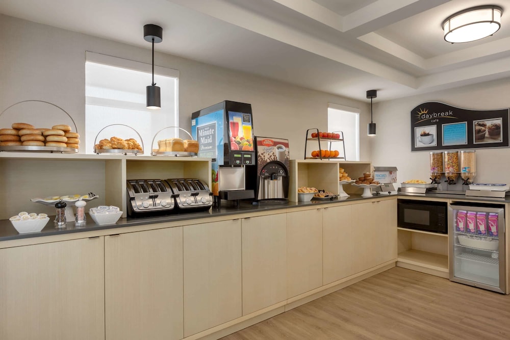 Days Inn By Wyndham Toronto West Mississauga 25/32