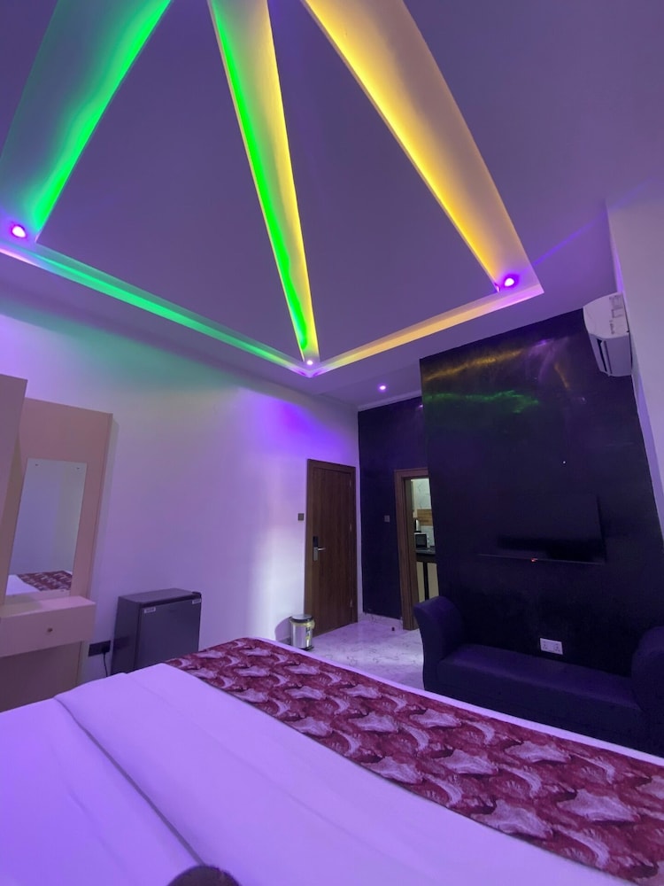 Adna Hotel 25/50