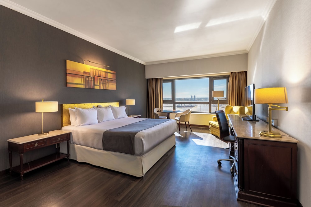 ROOM, KING BED
