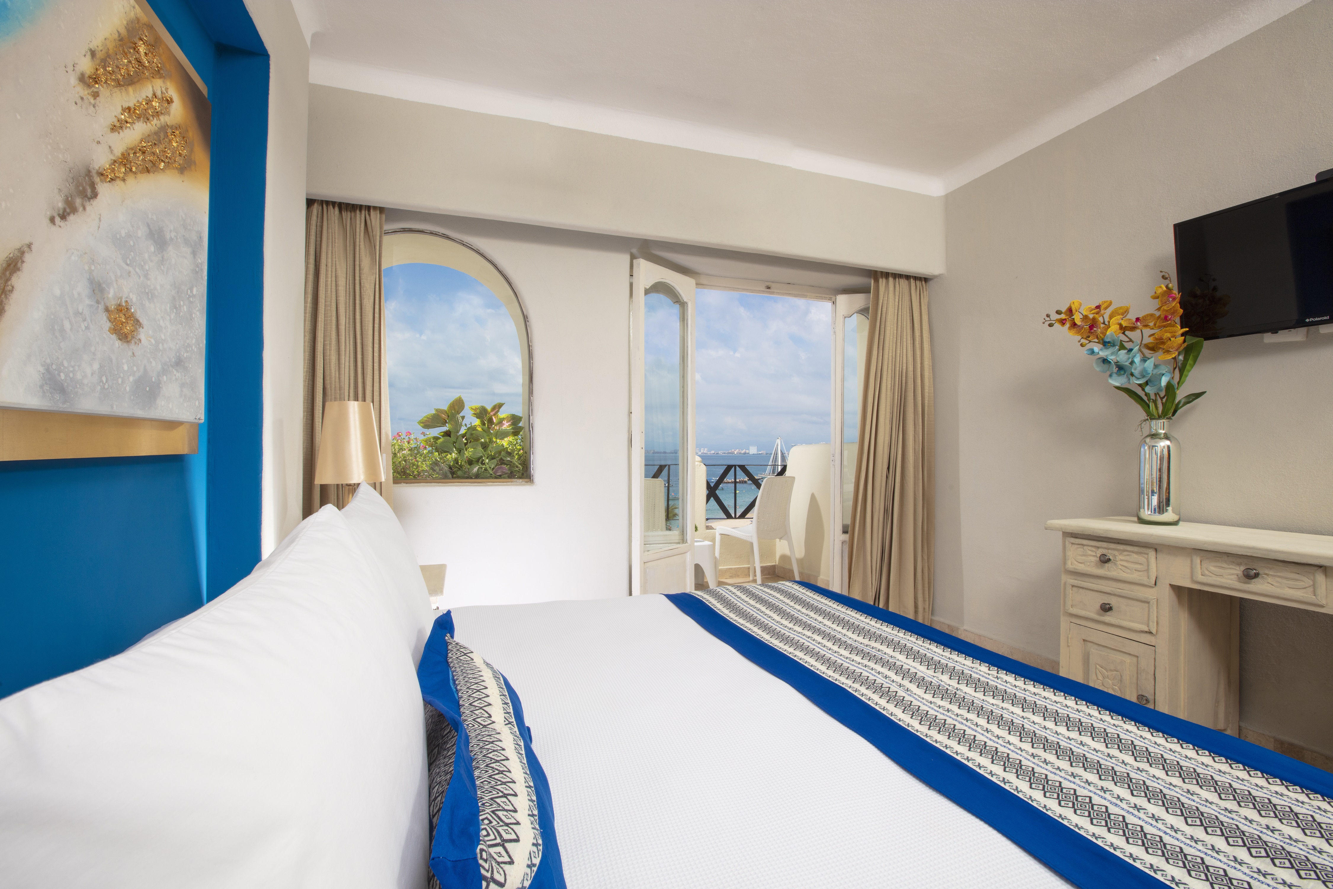 Splendor, Blue, King Bed, Ocean Front