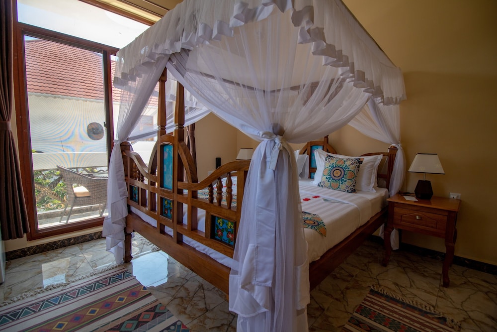 Sunny Palms Beach Bungalows 35/65