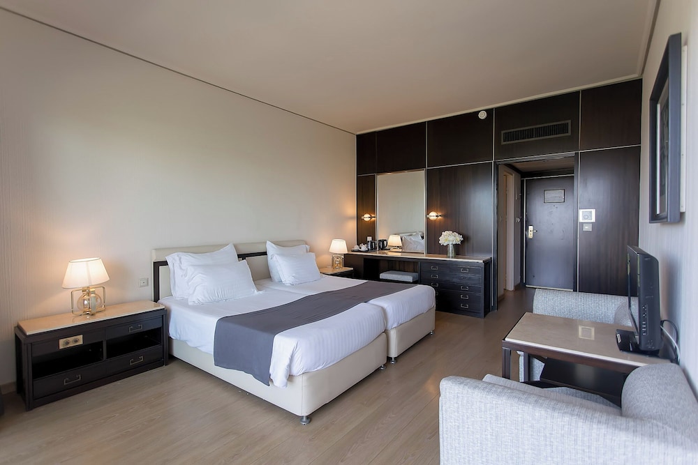 Standard, Twin Beds, Lake and Old Port View