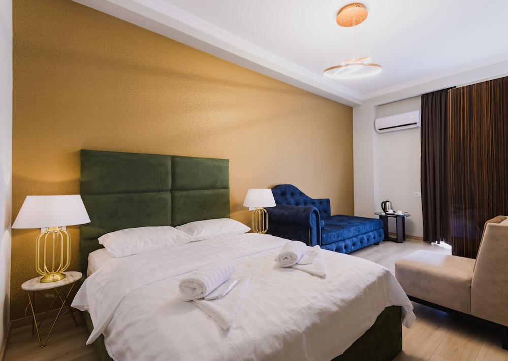 غرفة ديلوكس بسرير مزدوج بشرفة، Atskuri 60 Boutique Hotel 2/3