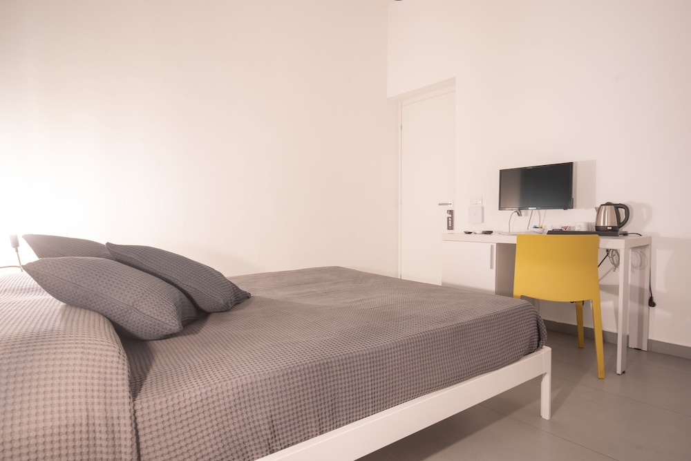 ROOM, DOUBLE BED