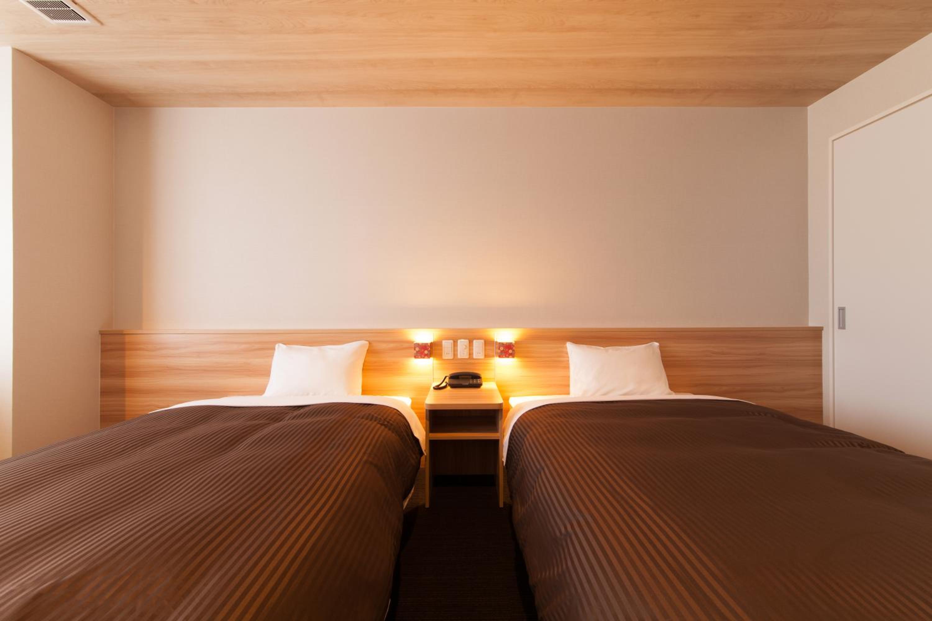 ROOM, TWIN BEDS