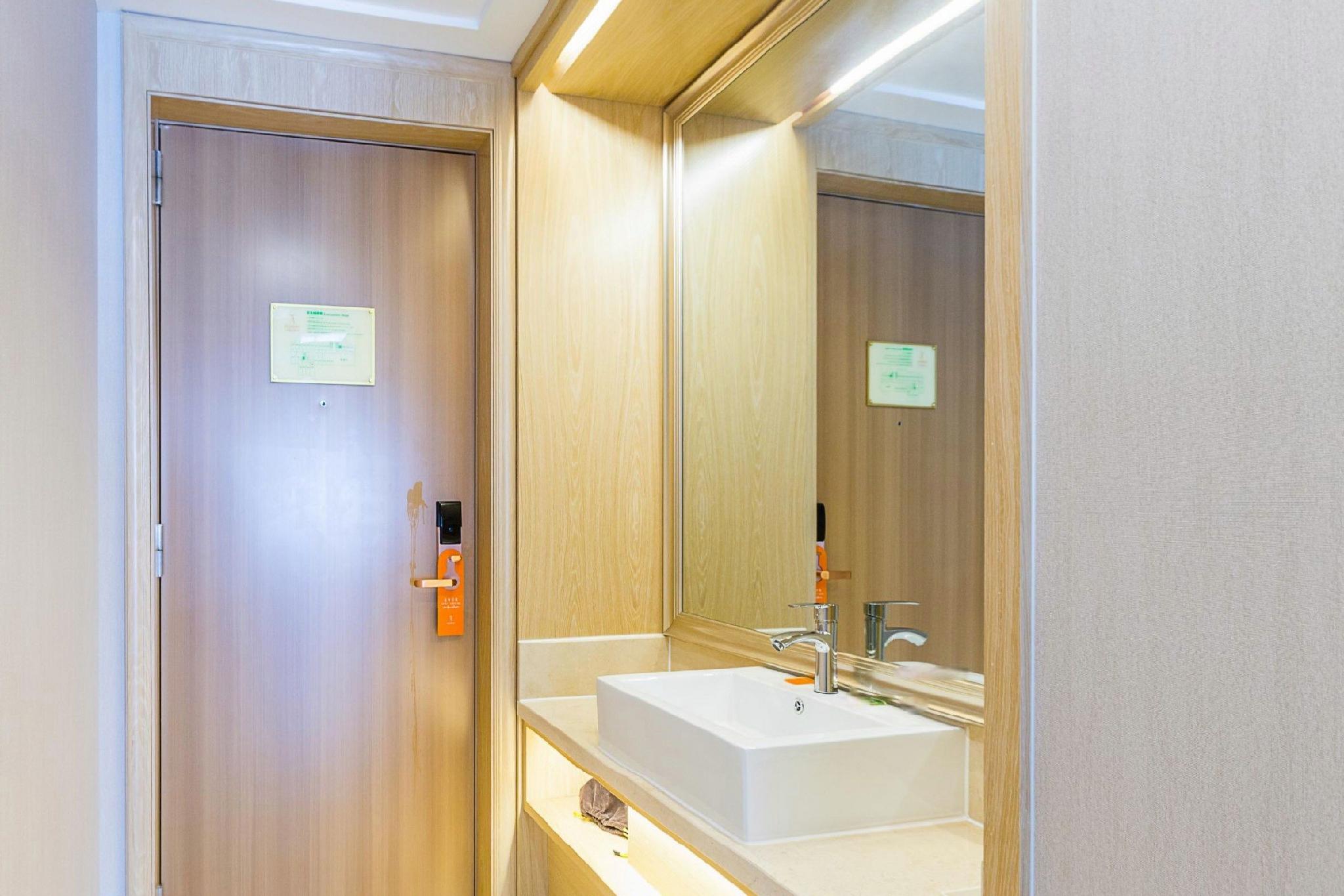Vienna International Hotel (Nanjing South Railway Station South Square) 34/37