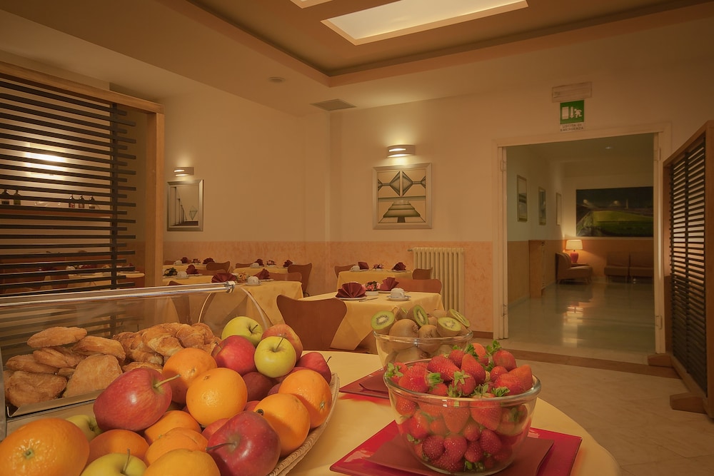 Meridiana Hotel 49/56