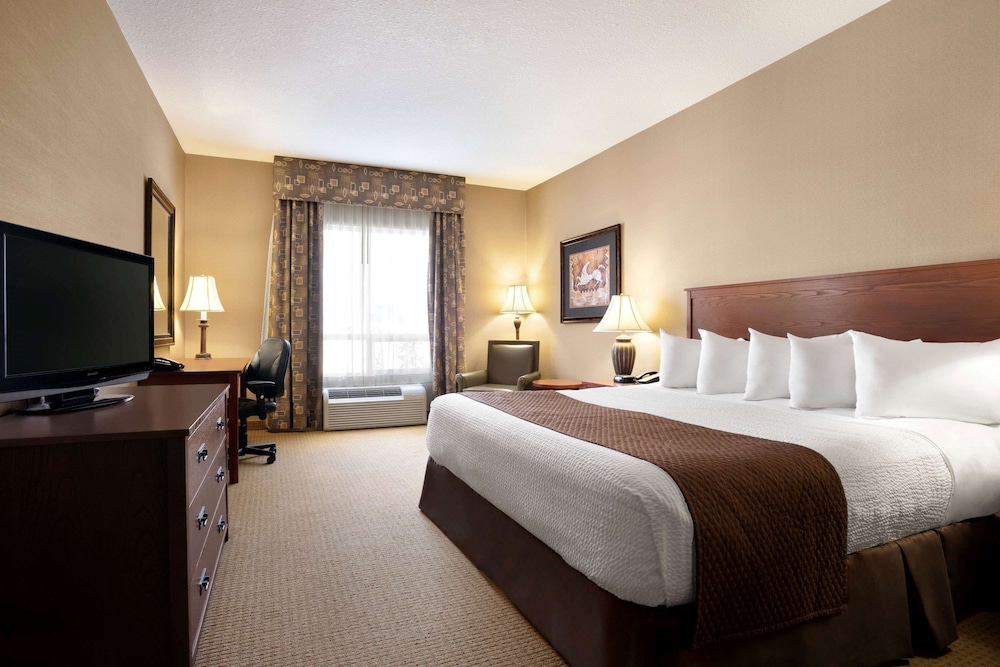 Days Inn & Suites By Wyndham Strathmore 6/29