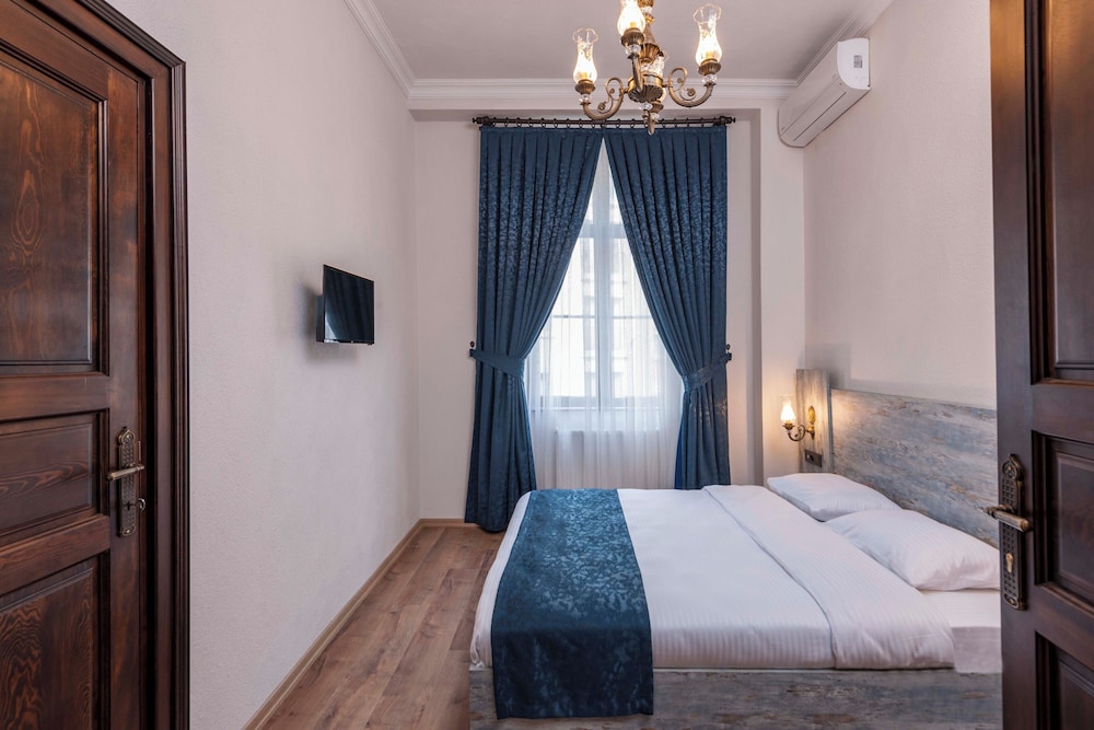 CONDO, CLASSIC, QUEEN BED, SOFA