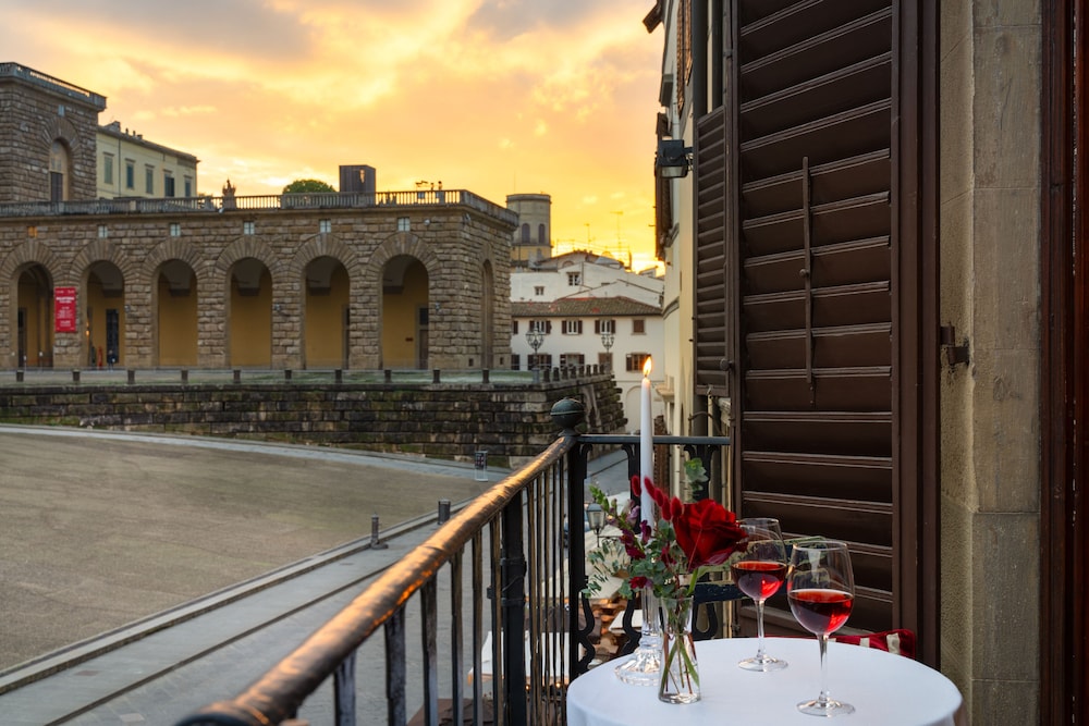 Piazza Pitti Palace 42/50