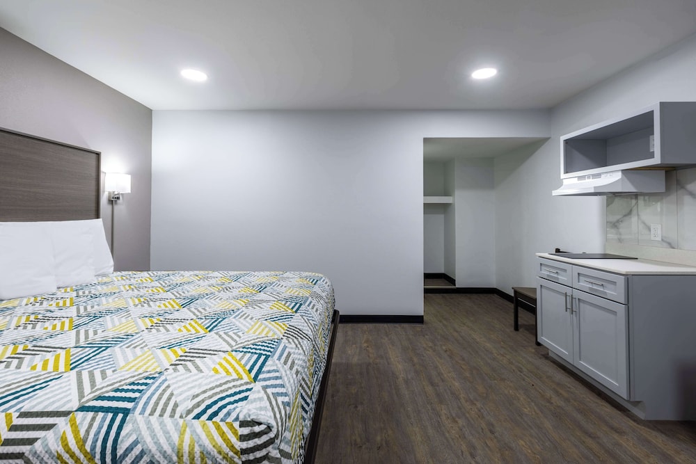 1 King Bed - Mobil Acc RI Shwr Nsmk Kitchen