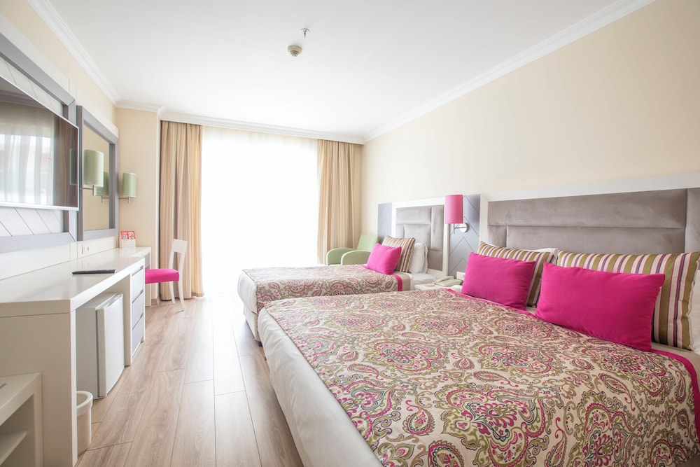 ROOM, TRIPLE, LAND VIEW