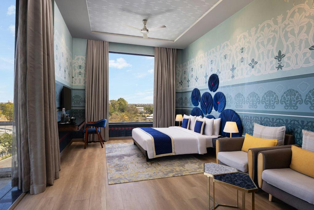 1 Bedroom, Classic, Suite, King Bed, Garden View, Balcony