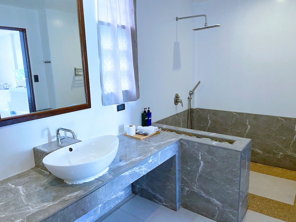 غرفة ديلوكس ثلاثية بسرير كينج مع أريكة، Amihan Resort 9/10