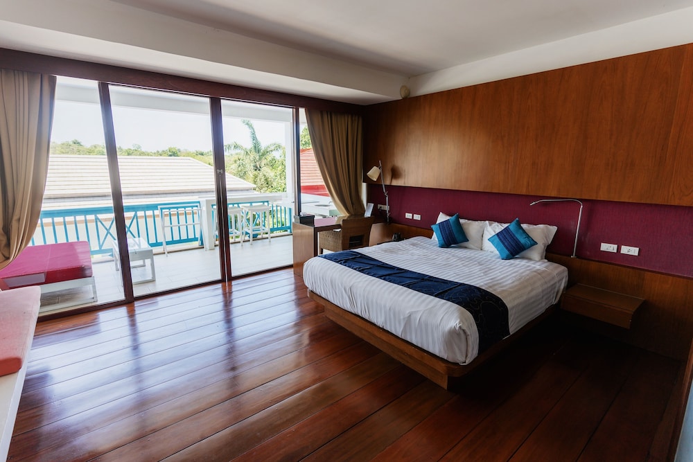 DELUXE, DOUBLE BED, PARTIAL SEA VIEW